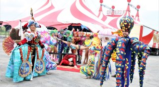 Zirkus Charles Knie in Paderborn: Spektakel mit 100.000 Liter Wasser