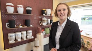 Bestatterin mit 25 Jahren: Warum der Beruf für diese Bielefelderin ein Traumjob ist