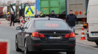 Bitte folgen: Großeinsatz von Polizei, Zoll und Lebensmittelkontrolle auf der A2 bei Herford