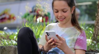 Wann ist mein Kind reif fürs erste Smartphone?