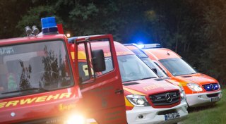 Zahlreiche Feuerwehr-Fahrzeuge mit Blaulicht im Kreis Gütersloh - das steckt dahinter