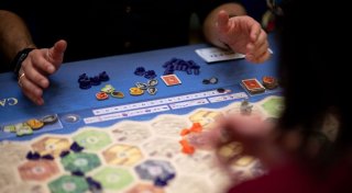 Spielegeschäft vergrößert sich, ein Einbruch mit Gullydeckel und Klinik kritisiert Bewertung