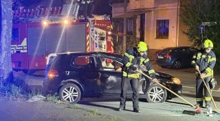 Auto kollidiert in Herford mit geparktem Pkw und überschlägt sich