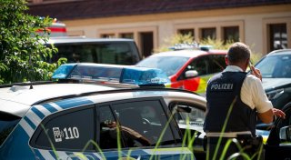Mann sticht Kollegen am Arbeitsplatz nieder - eine Tote