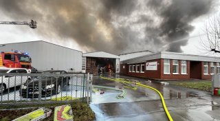 Mit Video und Fotos: Brand bei Unternehmen im Kreis Gütersloh löst Großeinsatz aus