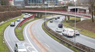 Bielefelder OWD-Tunnel betroffen: Lkw mit Motorschaden verliert Öl