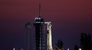 Vier Raumfahrer zur ISS gestartet