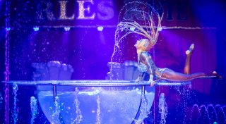 Mit vielen Fotos: Die neue Zirkusshow in Bielefeld ist spektakulär - und ziemlich nass