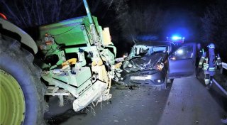 Auto fährt auf Traktor auf: hoher Sachschaden bei Unfall nahe Nieheim