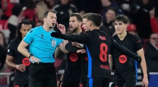 FC Barcelona und Flick siegen in Unterzahl