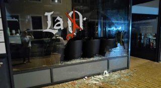 Knall nachts in der Herforder Innenstadt: Schaufenster von Friseursalon eingeworfen