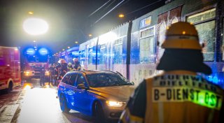 Straßenbahn und Auto stoßen in Bielefeld zusammen: Autofahrer verletzt
