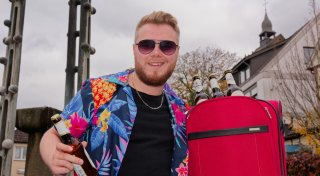 Mallorca-Hits aus OWL: 22-jähriger Engeraner will als „Party-Aaron“ durchstarten