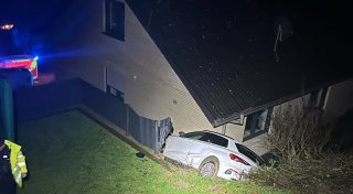 Missglücktes Wendemanöver: Auto rutscht in Büren Abhang runter und prallt gegen Hauswand