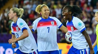 Verrücktes Elfmeterschießen: Titelverteidiger England weiter