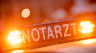 17-Jährige prallen mit Sportwagen gegen Baum und sterben