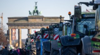 Bauern angespannt auf dem politischen Feld
