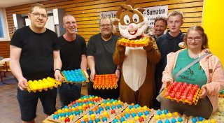 Lübbecker färben 10.000 Ostereier für den guten Zweck - ein Päckchen geht nach Litauen