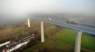 Fahrer stürzt in den Tod: Tödlicher Lkw-Unfall mit Lkw auf B480-Brücke bei Bad Wünnenberg