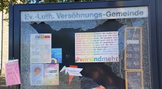 Schaukasten vor Bielefelder Kirche zum dritten Mal in diesem Jahr zerstört