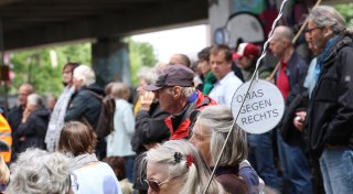 Protest gegen Neonazi-Demo in Bielefeld: Pyrotechnik geworfen - Polizei setzt Pfefferspray ein