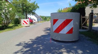 Große Betonkübel: Autos werden auf beliebter Raserstrecke in Bünde ausgebremst
