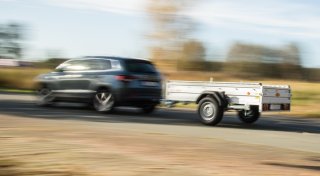 Ungesicherter Splitt auf Anhänger beschädigt nachfolgendes Fahrzeug auf der A30 bei Kirchlengern