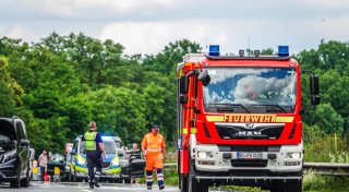 Brennender Lkw auf der A2 bei Bielefeld: Feuerwehr löscht Bier-Transporter