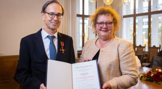 Bundesverdienstkreuz für Bielefelder Konfliktforscher: Ehre für einen Wissenschaftler mit Haltung
