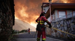 Tränen zum Abschied: Deutsche Feuerwehrleute auf Heimreise