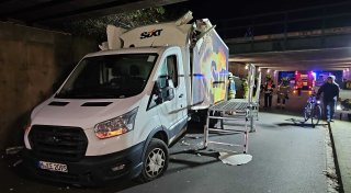 Kleinlaster bleibt unter Bünder Bahnbrücke stecken - Bahn sperrt ein Gleis