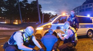 Festnahme: Polizeibekannte Jugendliche verletzen zwei Polizisten