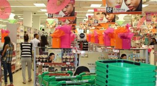 Fotofahndung erfolgreich: Ladendiebin nutzt SB-Kassen in Bielefelder Drogeriemarkt