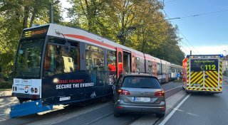 Unfall in Bielefeld: Auto kollidiert mit entgegenkommender Stadtbahn