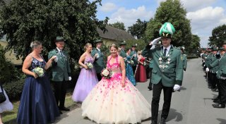 Schützenfest in Eissen: Königin bezaubert mit Schmetterlingsrobe