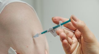 Angst vor Covid-Impfung: MTA spritzt in Bielefeld Kochsalzlösung statt Impfstoff