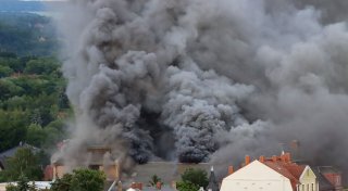 Ehemalige Staatsoperette in Dresden in Flammen