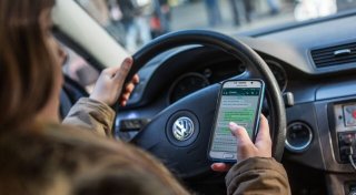 Handy am Steuer: Bußgeld und Anzeigen für zahlreiche Autofahrer in Hiddenhausen