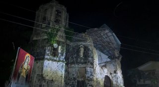 Starkes Erdbeben vor den Philippinen
