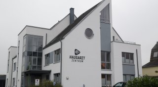 Hausarzt aus Spenge in seiner Praxis von Patienten krankenhausreif geschlagen