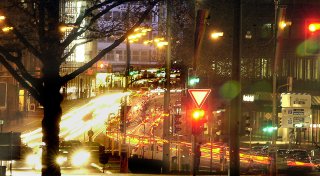 Herumschreiender Mann schlägt unvermittelt Bielefelderin gegen den Kopf