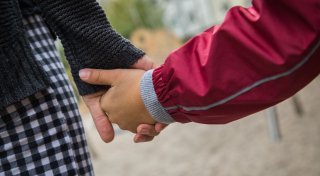 Was Kinder in unsicheren Zeiten stark macht