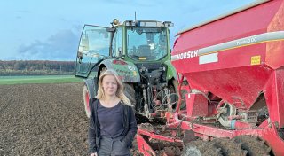 Junge Bürenerin erklärt den Großstädtern in Berlin die Landwirtschaft