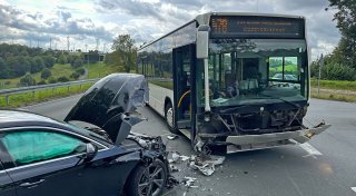 Audi prallt im Kreis Paderborn frontal gegen abbiegenden Linienbus