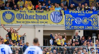 Schalke 04 jubelt nach spätem Arbeitssieg bei Lok Leipzig