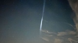 Treibstofftropfen einer Rakete lösen Lichtstreifen aus