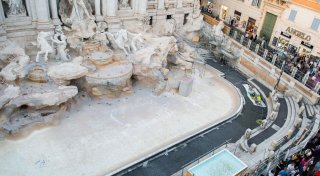 Trevi-Brunnen leergepumpt und Becken für Münzwurf aufgebaut
