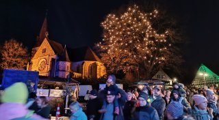 Lange Schlange voller Kinder beim Nikolaus auf Weihnachtsmarkt in Rödinghausen