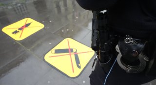 Waffenverbotszone Bahnhof: Bielefelder Polizisten nehmen Jugendlichem Schlagring ab