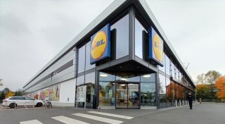 Mit Bonbons auf Lidl-Parkplatz beworfen: Frau stellt Teenager in Brakel zur Rede